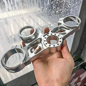 Parti per Moto in Acciaio Inossidabile Lavorate a CNC su Misura, Morsetto Superiore di Precisione Tipo Forato - Officina di Produzione - Product Image 2