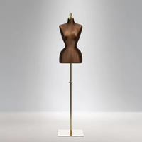 Mannequin féminin demi-corps Pinnacle, modèle sexy BBL, hanches et poitrine généreuses, en fibre de verre, avec support doré, taille curvy