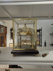 Reloj Mecánico <span class=keywords><strong>de</strong></span> 24K con Baño <span class=keywords><strong>de</strong></span> Oro <span class=keywords><strong>de</strong></span> 12s, Bola Rodante <span class=keywords><strong>de</strong></span> Latón <span class=keywords><strong>de</strong></span> Congreve en una Base <span class=keywords><strong>de</strong></span> Palisandro con Patas <span class=keywords><strong>de</strong></span> Bola y Base Estándar - Product Image 2