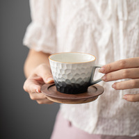 Tasse à thé et à café moderne et écologique en porcelaine dégradée martelée en argile de poterie grossière blanche laiteuse verte pour hommes et femmes