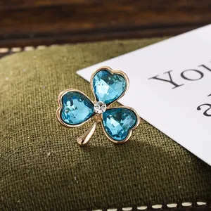 Broche Yumoreal Chapado en Oro con Aleación de Zinc, Forma de Trébol, Adornado con Piedras de Cristal y Perlas, para Mujeres, Hombres, Unisex, Regalo de Boda o Compromiso - Product Image 6