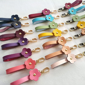 Portachiavi in Vera Pelle con Fiori Colorati per Donne, Doppio Strato in Pelle Bovina - Product Image 1