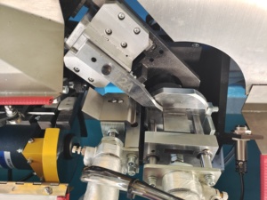 Nouvelle machine de cintrage de profilés auto avec fonction de dé<span class=keywords><strong>coupe</strong></span>, contrôlée par PLC et dotée de composants essentiels du moteur, pour la fabrication de <span class=keywords><strong>double</strong></span> <span class=keywords><strong>vitrage</strong></span>, vente directe usine - Product Image 4