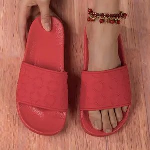 Sandal flip flop karet warna merah Fashion Musim Panas 2024 untuk wanita
