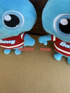 Nuovo Peluche Personalizzato Sunrise, Morbido Pupazzo Blu a Forma di Cartone Animato BARCY con Maglietta Rossa per Promozioni Festive - Product Image 2