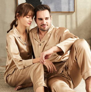 Nouvel arrivage Ensemble de pyjamas pour couple Pyjamas en soie à manches longues Vêtements de nuit en <span class=keywords><strong>satin</strong></span> pour femmes Chemises de nuit unisexes solides Vêtements de détente pour hommes - Product Image 2