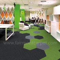 Dalles de moquette hexagonales de couleur personnalisée, ignifuges, dalles de sol modulaires pour bureau et salle de classe