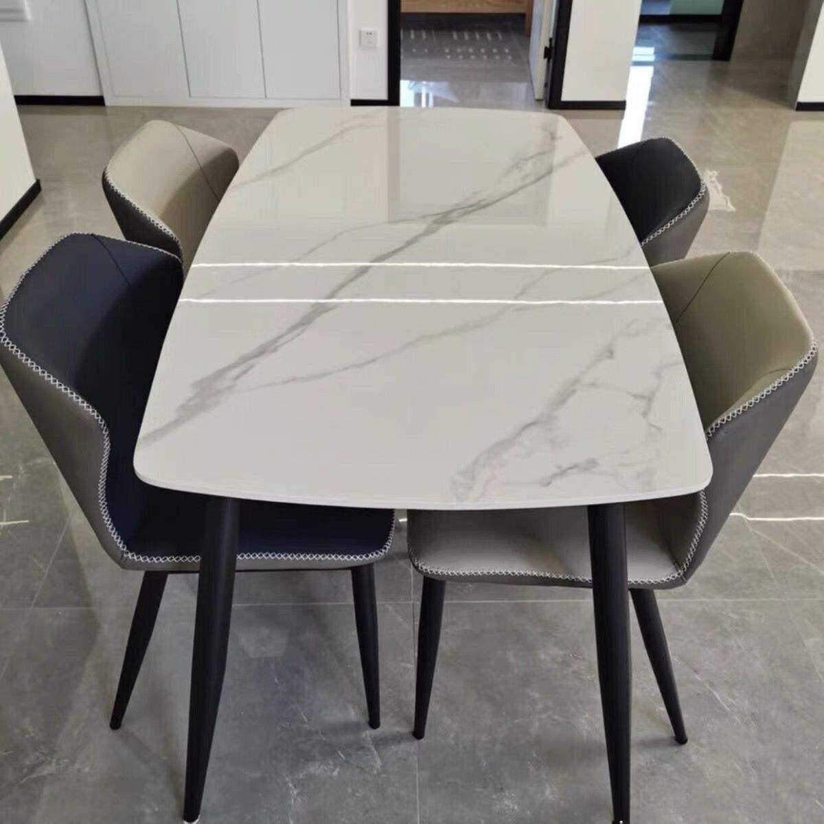 Ventre de cheval blanc comme neige, couleur montagne enneigée.