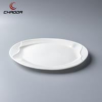 Plats ovales en céramique de 8/10/12/14/16 pouces avec motif en relief Assiette à dîner en porcelaine fine de couleur blanche pour restaurant