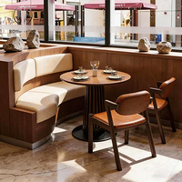 Ensemble table et chaises en bois de style naturel moderne et luxueux pour café, restaurant, hôtel, avec cadre en bois et revêtement en cuir beige et marron.