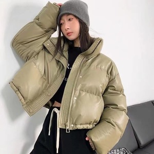 La <span class=keywords><strong>doudoune</strong></span> courte et haute en cuir PU pour <span class=keywords><strong>femme</strong></span> manteau en duvet de canard blanc épaissi avec col vertical en hiver. - Product Image 4