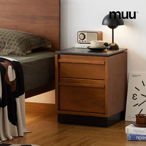 Mesa de Noche Muu de Madera Maciza con Cajones, Mueble de Almacenamiento para Dormitorio, Estilo Retro, Diseño de Mediados de Siglo - Product Image 1