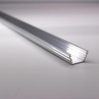 Profilé linéaire LED extrudé avec diffuseur en PC et cache en aluminium, indice de protection IP33, garantie 3 ans, argent