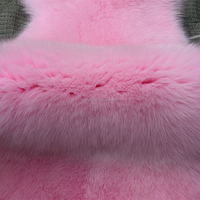Peau de renard teinte en rose pour la confection de vêtements, vente en gros