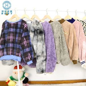Venta al por mayor <span class=keywords><strong>de</strong></span> fardos <span class=keywords><strong>de</strong></span> chaquetas y <span class=keywords><strong>abrigos</strong></span> <span class=keywords><strong>de</strong></span> <span class=keywords><strong>piel</strong></span> sintética usados <span class=keywords><strong>de</strong></span> grado A para mujer, estilo mixto, <span class=keywords><strong>de</strong></span> fábrica, superventas - Product Image 2