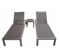 Ensemble de mobilier de jardin et de piscine d'extérieur en toile, incluant canapés, chaises longues et chaises de relaxation, pour la détente au soleil à la piscine et sur la plage
