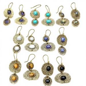 Pendientes Huggie de Latón Texturizado Estilo Boho con Piedras Preciosas Naturales: Turquesa, Ónix, Piedra Lunar, Ojo de Tigre, Amatista - Product Image 1