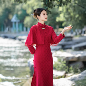 Capa tipo chal <span class=keywords><strong>de</strong></span> dos piezas para mujer, <span class=keywords><strong>Qipao</strong></span> largo <span class=keywords><strong>de</strong></span> hilo <span class=keywords><strong>de</strong></span> poliéster compuesto, para otoño e invierno, Cheongsam para damas, vestido <span class=keywords><strong>de</strong></span> <span class=keywords><strong>novia</strong></span> para brindis, color rojo - Product Image 4