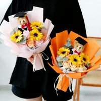 Vente en gros : Bouquet de savon en forme d'ours fleuri, fleurs artificielles, tournesol 6 couleurs, sac cadeau fenêtré, pour la saison des diplômes, direct usine