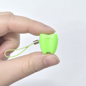 Scatola di immagazzinaggio del primo dente del bambino di colore casuale per la conservazione e la conservazione di quei ricordi speciali con una collana del pendente - Product Image 1