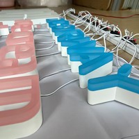 Enseignes lumineuses LED personnalisables 2025 en métal acrylique rose à texture lisse pour aires de jeux pour enfants et jardins d'enfants