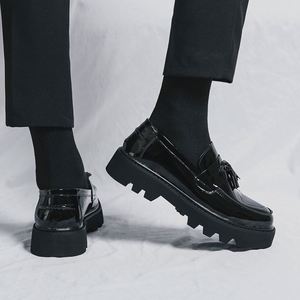 Chaussures habillées décontractées pour hommes, rehaussantes, à enfiler, en cuir verni noir respirant, faites à la main - Product Image 2