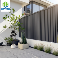 Panneau mural WPC co-extrudé Hoyeah, étanche, pour extérieur, bardage de jardin, clôture composite d'intimité, usage domestique moderne