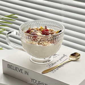Tasses en verre gaufré moderne vintage écologiques transparentes avec poignée, empilables, personnalisables avec logo pour le petit-déjeuner, l'eau, la bière et les fêtes - Product Image 1