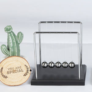 Pendolo <span class=keywords><strong>di</strong></span> <span class=keywords><strong>Newton</strong></span> in Metallo con Logo Inciso, Sfera <span class=keywords><strong>di</strong></span> Equilibrio Placcata in Nichel Nero con Serigrafia per Scrivania - Product Image 6