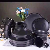 Service de table en céramique noir de 16 pièces, compatible micro-ondes, pour quatre personnes, avec assiettes plates, bols et tasses