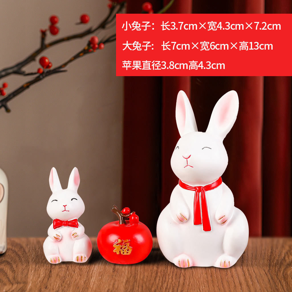 Conejo blanco y un par de manzanas.