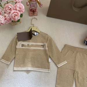 Nueva Ropa de Otoño para Bebé, Conjunto de Dos Piezas, Camiseta de Cuello Redondo, Pantalones Casuales, Diseño de Lujo, Modelo de Moda en Red - Product Image 2