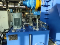 Machine à rouler les tôles en acier inoxydable et en aluminium à 4 rouleaux entièrement automatique W12-12x2500, à entraînement hydraulique motorisé, haute sécurité