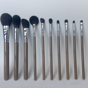 Juego de 10 brochas de maquillaje de pelo de ardilla con mango de madera, brochas súper suaves para polvos faciales y rubor para maquilladores - Product Image 1