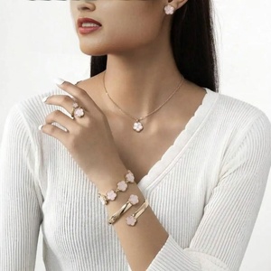 Nouvel ensemble de bijoux pour femmes en or plaqué 18 carats, design fleur porte-bonheur, tendance, élégant, bracelet, bague, boucles d'oreilles, collier - Product Image 4