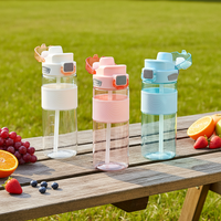 Gourde portable en plastique de qualité alimentaire, grande capacité, double ouverture, sans BPA, écologique, anti-fuite, compatible eau bouillante, avec paille – Vente en gros