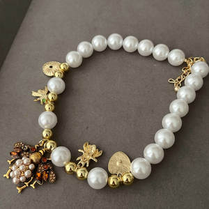 Elegante <span class=keywords><strong>Collana</strong></span> <span class=keywords><strong>con</strong></span> Perle e Perline Metalliche <span class=keywords><strong>con</strong></span> Ciondoli Simbolici tra cui <span class=keywords><strong>Coccinella</strong></span>, Cuore e Croce <span class=keywords><strong>con</strong></span> Zirconi Scintillanti - Product Image 3