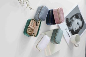 Mini Caja de Terciopelo con Cierre y Logotipo Personalizado - Organizador de Viaje de Lujo para Guardar Anillos, Pulseras, Collares y Joyas - Product Image 2