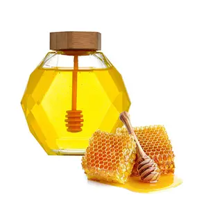 Barattolo sigillato con contenitore per miele in vetro a forma esagonale con mestolo in legno e coperchio in sughero per l'imballaggio di marmellata di sciroppo di miele