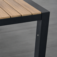 Table à manger extensible noire mate avec plateau en lattes de bois pour terrasse, jardin, cour arrière, divertissements en plein air