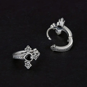 Orecchini a Cuore Mini in Stile Dark per Donne, Design Dolce e Accattivante, Gioielli di Moda per Uso Quotidiano - Product Image 5