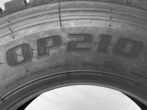Pneumatico Radiale TBR <span class=keywords><strong>per</strong></span> <span class=keywords><strong>Camion</strong></span> OP210 di Alta Qualità, 295/80R22.5 18PR, Battistrada Profondo 20.6mm, <span class=keywords><strong>per</strong></span> Lunghe Distanze e Asse di Trazione, Uso Pesante - Product Image 3