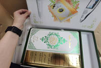 Pena Baca Al-Quran M10 Plus dengan Buku Jumbo 210x290mm, 50 Penyanyi & 25 Suara Bahasa, Dikendalikan Jarak Jauh, 6 Buku Kecil