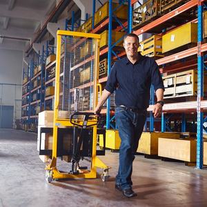 Xilin 1000kgs 1ton 2200lbs 1.6m 2.5m हाइड्रोलिक हाथ लिफ्ट मैनुअल स्टेकर के साथ समायोज्य कांटे - Product Image 3