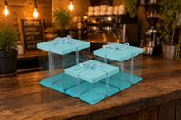 Boîte à gâteau avec couvercle en papier bleu, base bleue et panneaux latéraux transparents. Matériel de qualité alimentaire, recyclable sans ruban