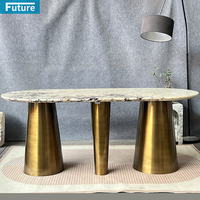 Table à manger ovale de plus grande taille en marbre Pandora 8 places avec pied en métal doré pour villa manoirs appartement hôtel restaurant