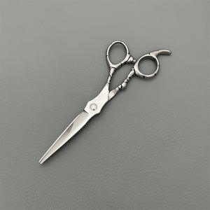 กรรไกรตัดผม JH ขนาด 6 นิ้ว กรรไกรซอยผม สแตนเลส สำหรับคนถนัดขวา ใช้ในร้านเสริมสวย ใบมีดมาตรฐาน ด้ามจับลายดอกไม้แบบเกลียวสูง - Product Image 2