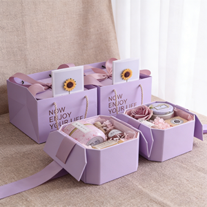 Scatole Regalo di Lusso in Cartone Ondulato Riciclato con Chiusura Magnetica e Logo Personalizzato per San Valentino e Composizioni Floreali Matrimoniali - Product Image 2