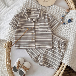 Abbigliamento per Bambini Stile Coreano, Nuovo Modello Estate 2026, Set Camicia e Pantaloncini in Poliestere a Righe Sottili per Bambini - Product Image 1