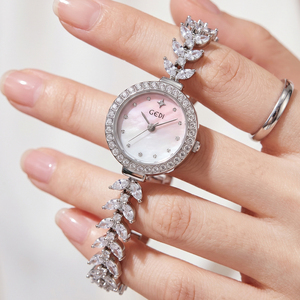 Montre pour femme en nacre rose avec bracelet serti de diamants et cadran dégradé - Product Image 3